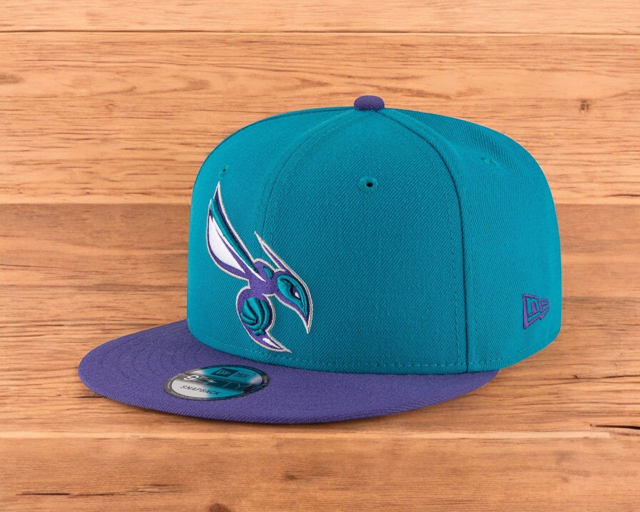 [70557026] Mens New Era NBA CHARLOTTE HORNETS 950 SNAPBACK 'ON THE COURT'